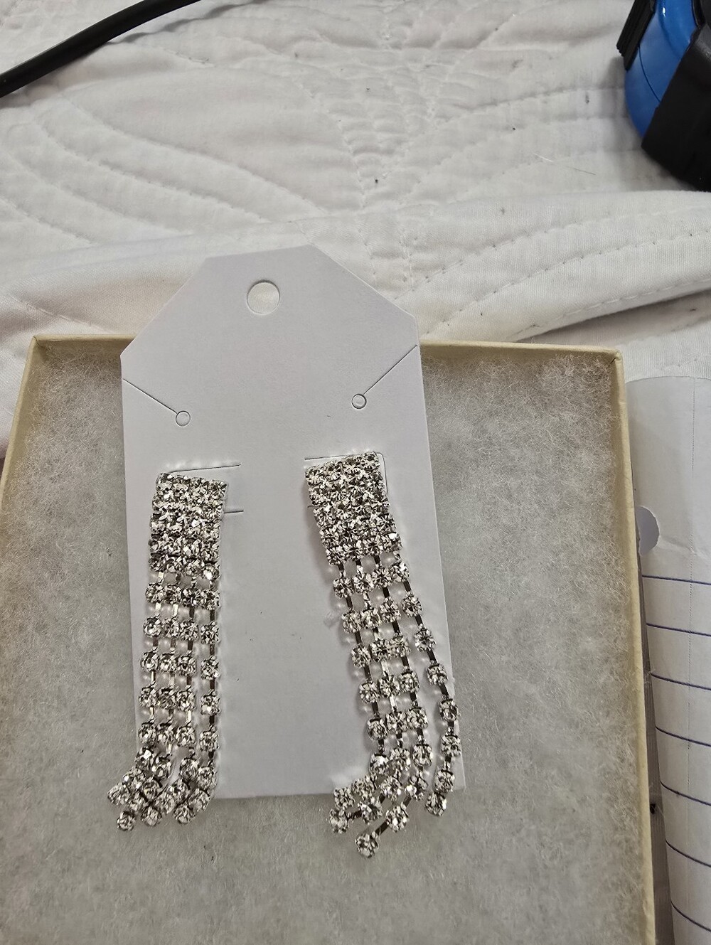 New Beautiful Silver Dangle Rhinestone Earrings - Elegant Sparkle.